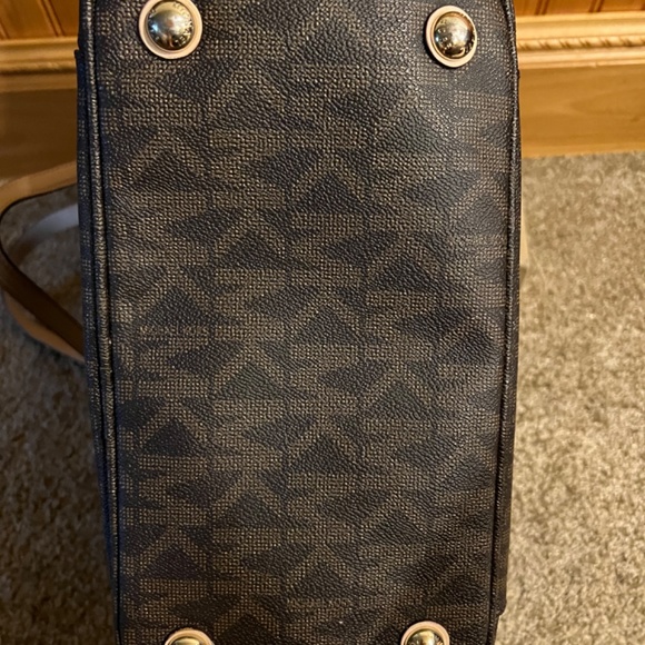 Michael Kors Signature Tote - Picture 2 of 5